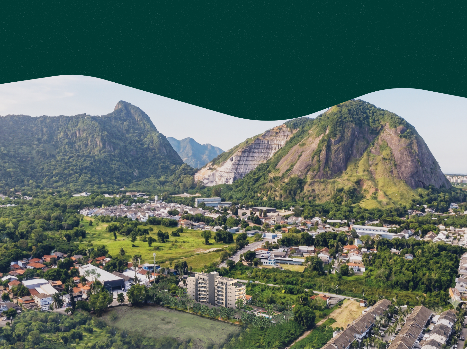 Vista panorâmica das montanhas e do bairro Vargem Pequena, com o edifício Vale das Montanhas ao centro